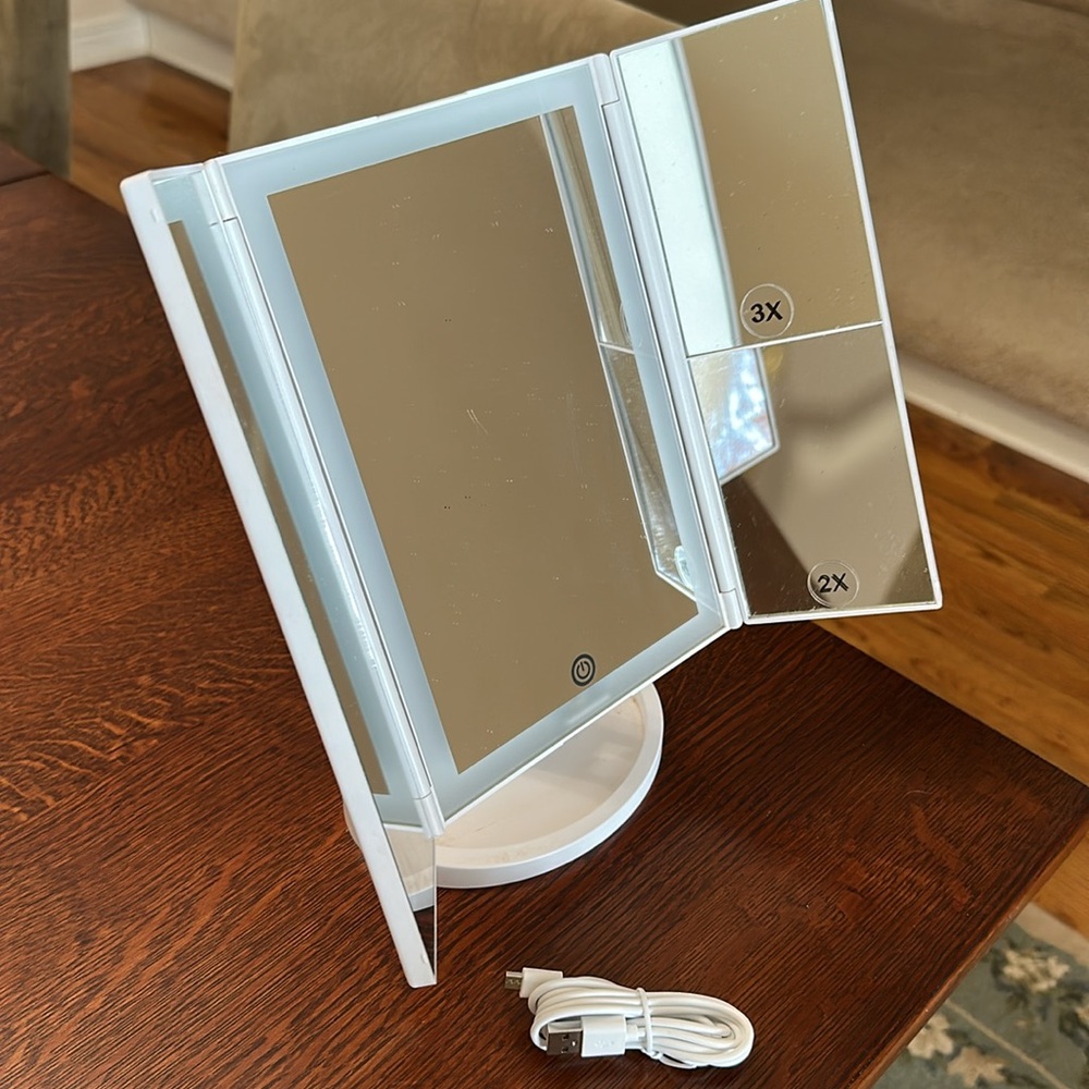 Three panel LED lighted make up mirror - Picture 8 of 10